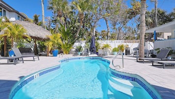 Alberca al aire libre, alberca climatizada y sombrillas en la alberca