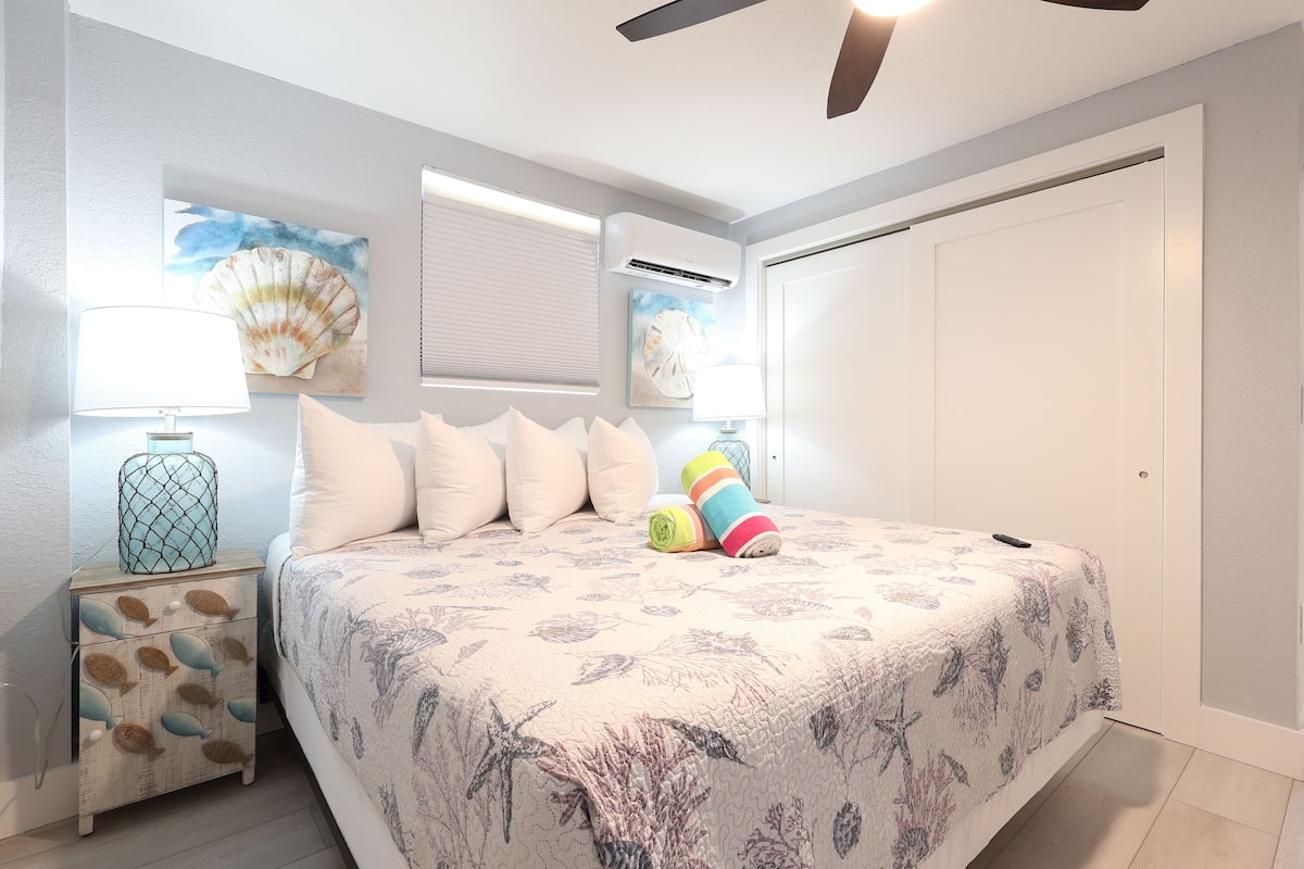 The Nook, 1 King Bedroom 1 Bath | Premium bedding, memory foam beds, individually decorated