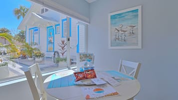 The Nook, 1 King Bedroom 1 Bath | In-room dining
