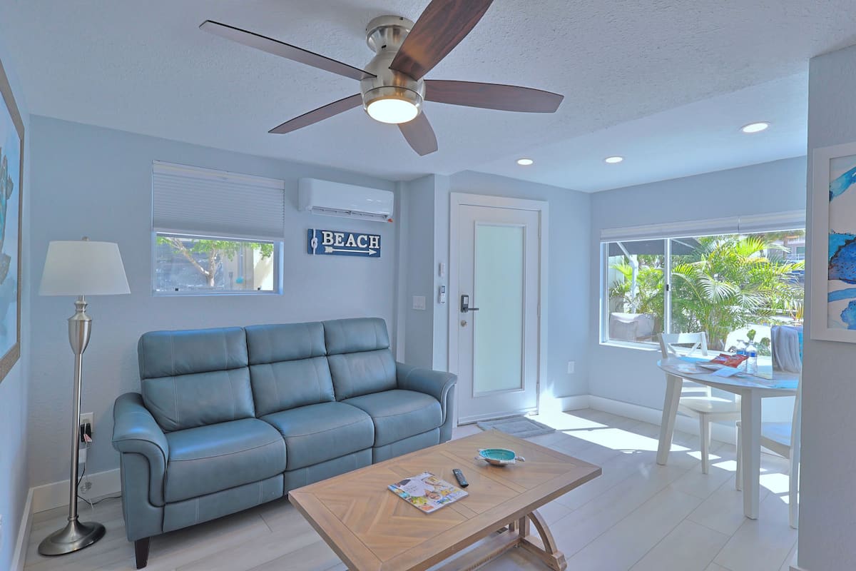 Superior-Ferienhaus, 1 King-Bett | Wohnbereich | 65-Zoll-Smart-TV mit Kabelempfang, Fernseher, DVD-Player