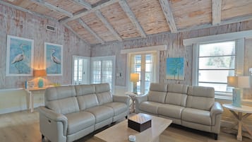 Casa familiar, varias camas | Zona de estar | Smart TV de 65 pulgadas con canales por cable, una televisión