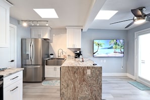 Tam boy buzdolabı, mikrodalga fırın, fırın, set üstü ocak