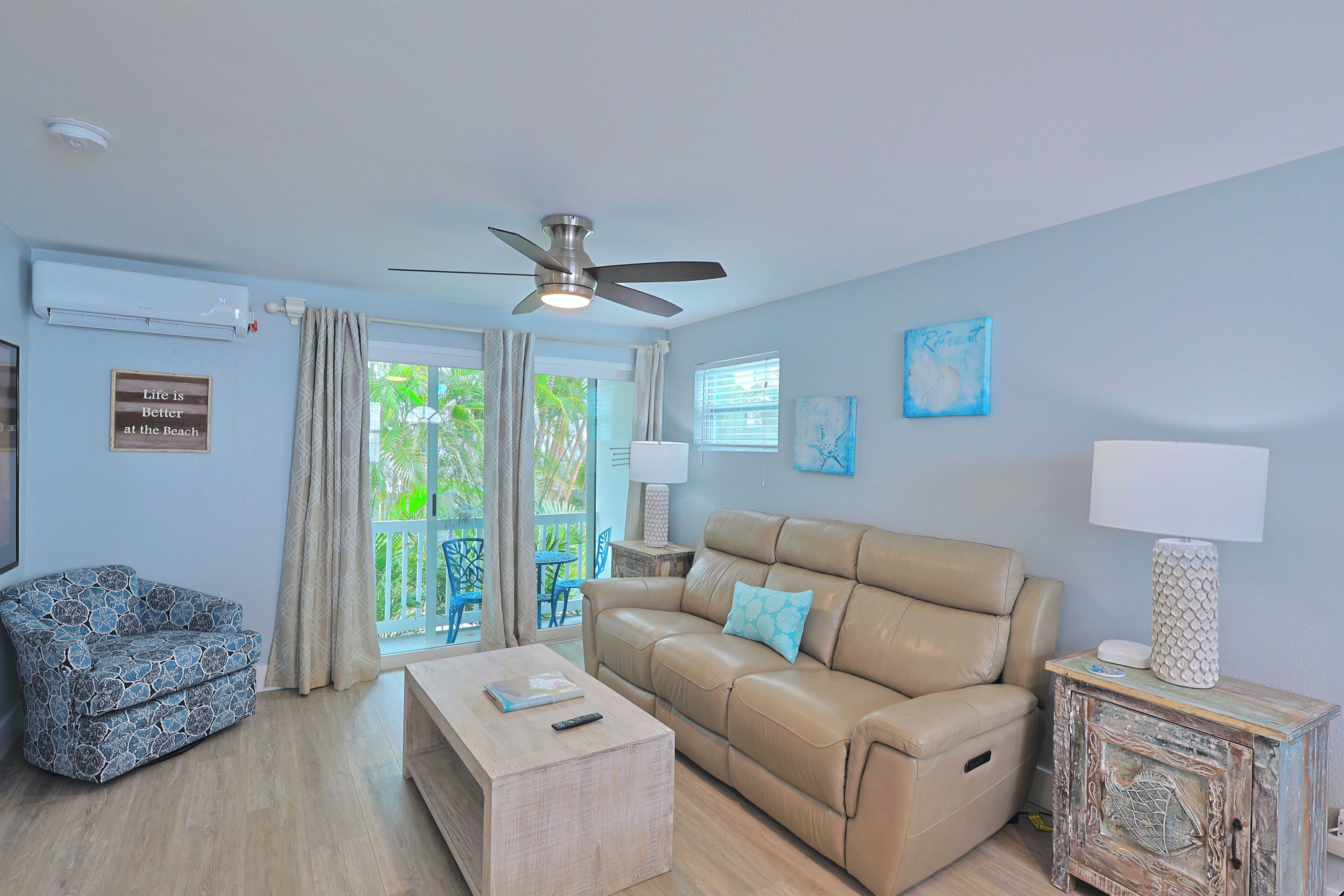 The Haven, 1 King Bedroom 1 Bath | Wohnbereich | 65-Zoll-Smart-TV mit Kabelempfang, Fernseher, DVD-Player