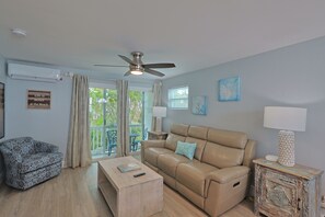 The Haven, 1 King Bedroom 1 Bath | リビング エリア | 65 インチのスマートテレビ (ケーブル放送視聴可)、テレビ、DVD プレーヤー