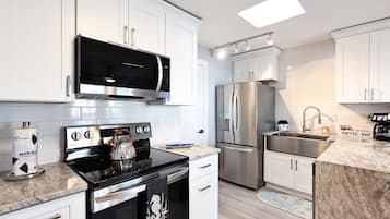 Full-size fridge, microwave, oven, stovetop