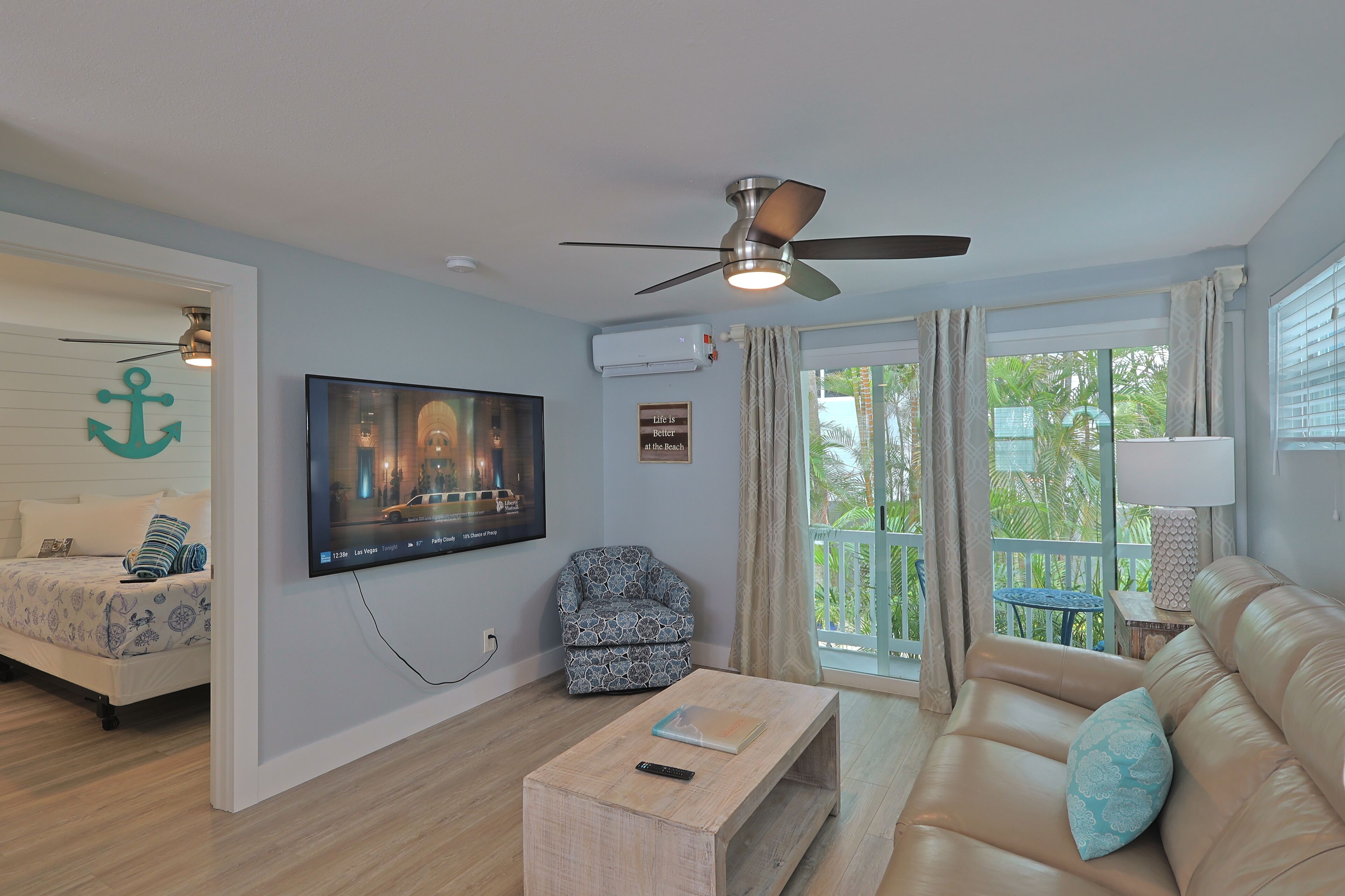 The Haven, 1 King Bedroom 1 Bath | Área de sala de estar | Smart TV de 65 pulgadas con canales por cable y televisión 