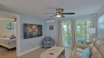 The Haven, 1 King Bedroom 1 Bath | Área de sala de estar | Smart TV de 65 pulgadas con canales por cable y televisión