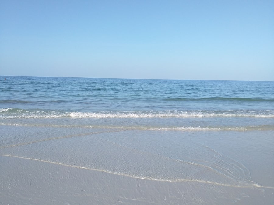 Nær stranden, hvit sand, parasoller og strandhåndklær