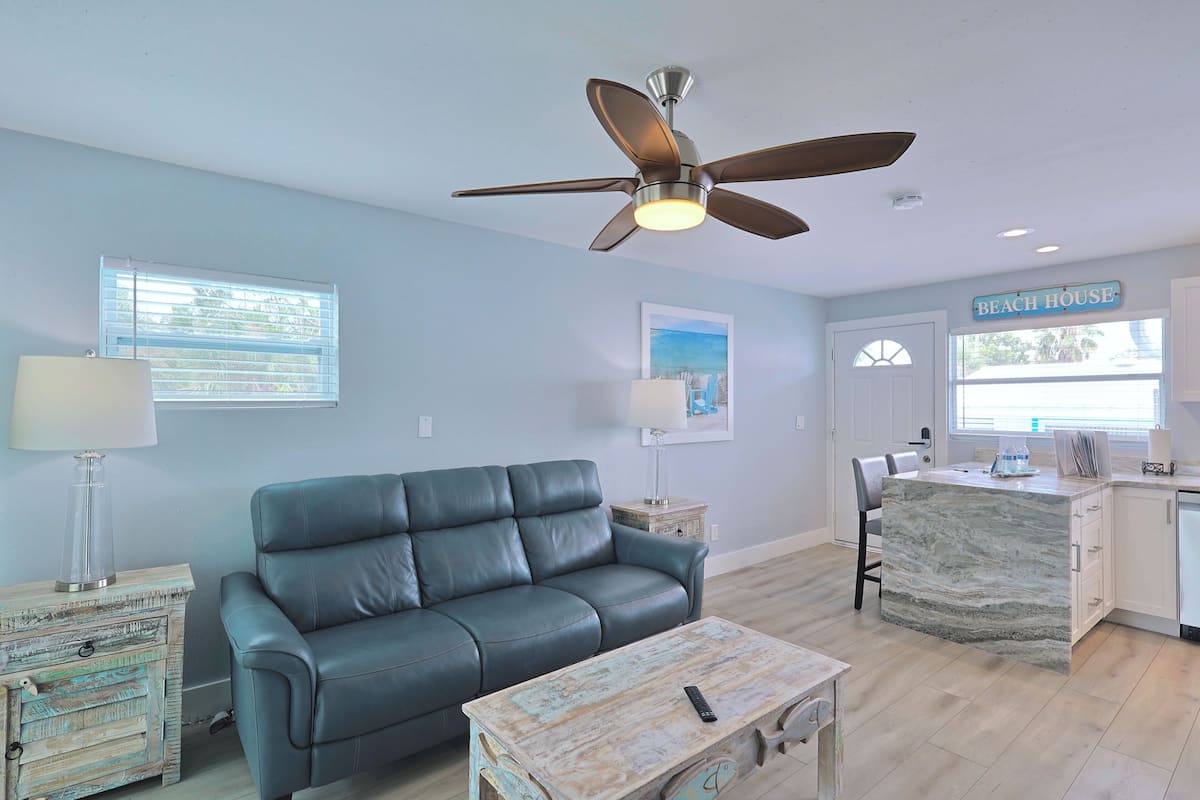 The Nest, 1 King Bedroom 1 Bath | Wohnbereich | 65-Zoll-Smart-TV mit Kabelempfang, Fernseher, DVD-Player