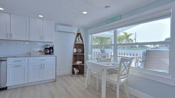 The Lookout, 1 King Bedroom 1 Bath | In-room dining