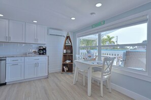 The Lookout, 1 King Bedroom 1 Bath | In-room dining - The Inn On Siesta Key (Siesta Key)