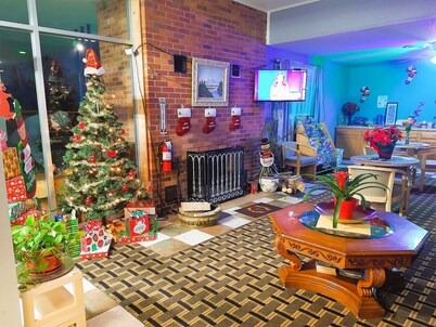 Grand View Plaza Inn & Suites