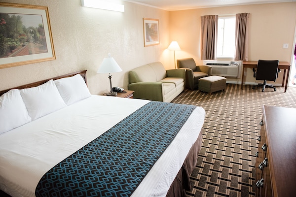 Deluxe Suite, 1 King Bed, Refrigerator & Microwave | Desk, blackout drapes, WiFi (free), bed sheets
