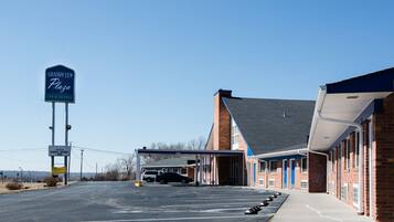 A Grandview Plaza Inn & Suites with a parking lot and a covered walkway.