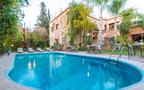 Outdoor pool, pool umbrellas, sun loungers - Hivernage Secret Suites & Garden (Marrakech)