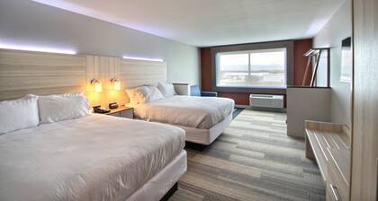 Holiday Inn Express & Suites Fond Du Lac by IHG