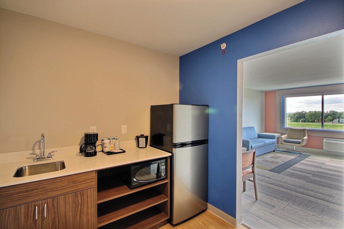 Suite, 1 kingsize bed, toegankelijk voor mindervaliden (Mobility, Roll-In Shower) | Een bureau, geluiddichte muren, een strijkplank/strijkijzer