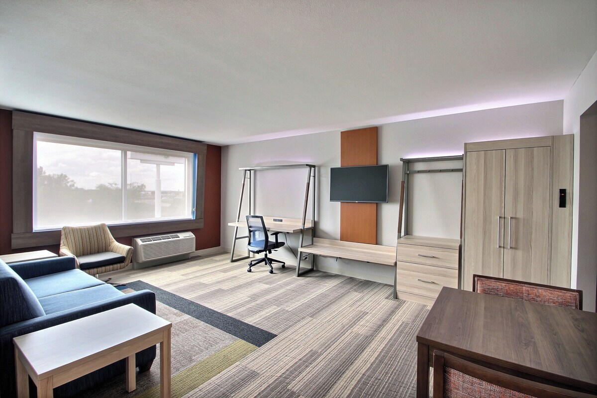 Suite, 1 kingsize bed | Een bureau, geluiddichte muren, een strijkplank/strijkijzer