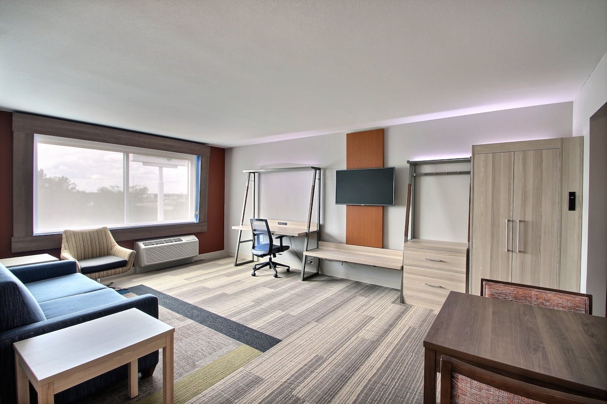 Suite, 1 King Bed | Desk, soundproofing, iron/ironing board, free WiFi