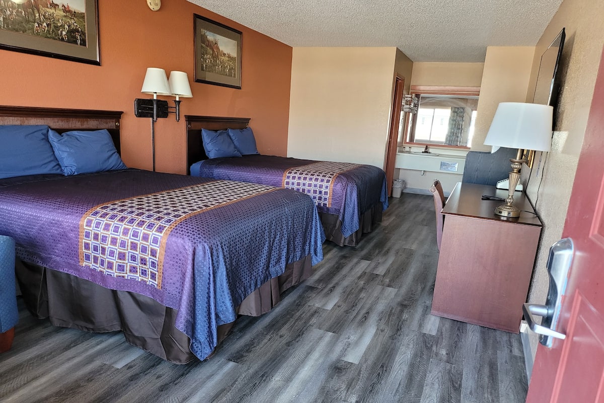 Habitación estándar, 2 camas de matrimonio, frigorífico y microondas | Camas supletorias, wifi gratis, ropa de cama