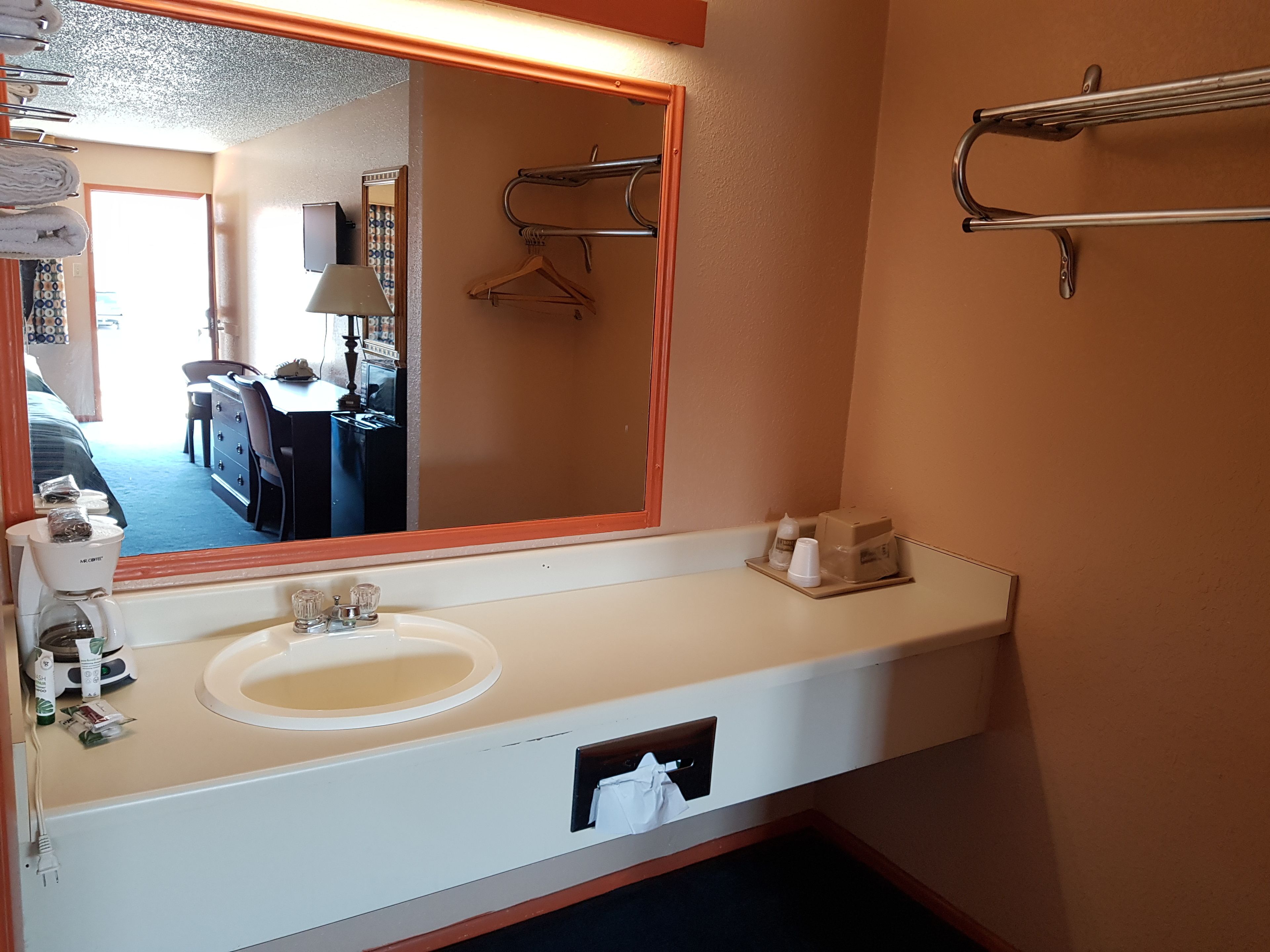 標準客房, 2 張加大雙人床, 冰箱和微波爐 | 浴室洗手台