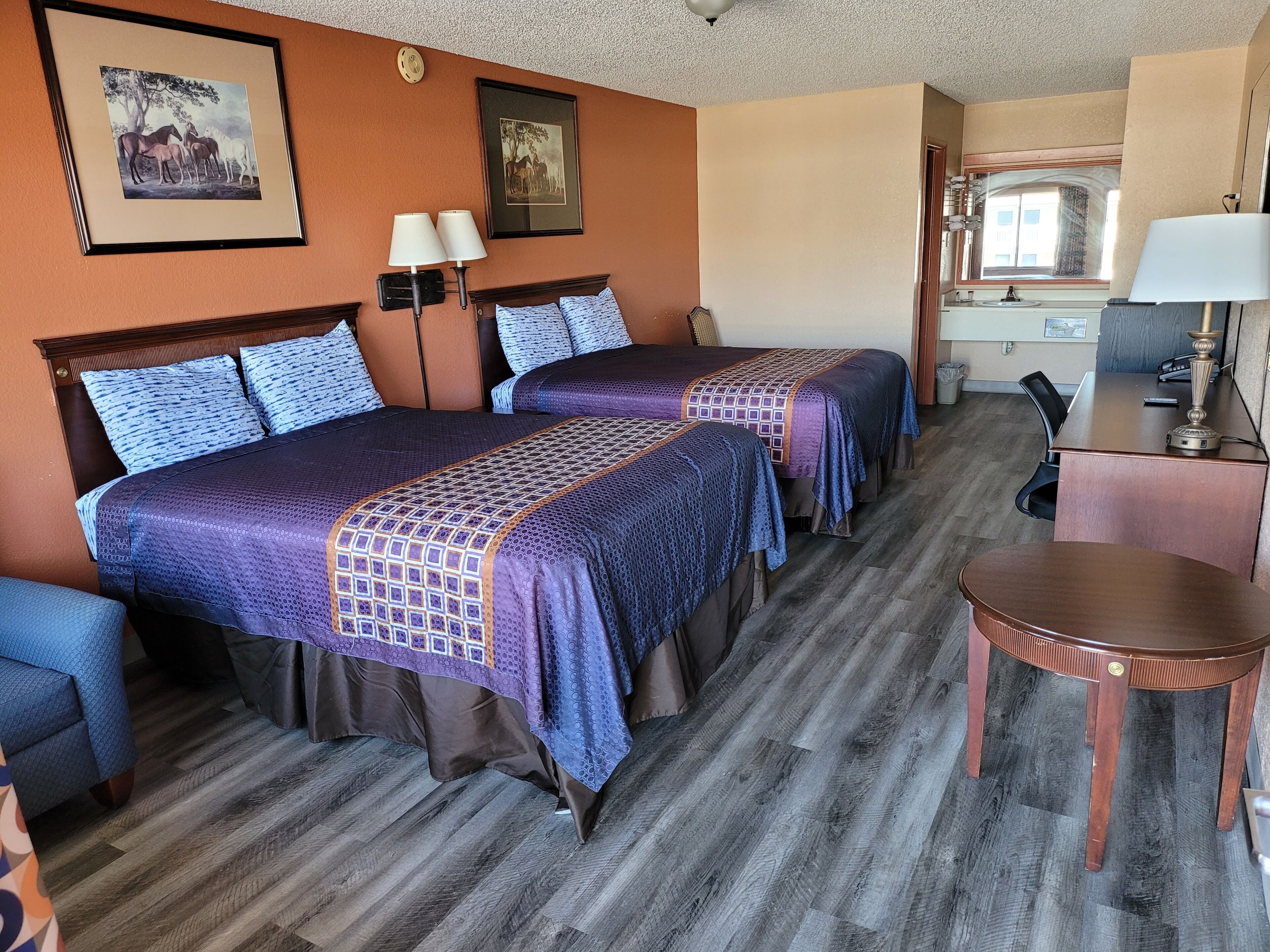 標準雙人房, 2 張加大雙人床, 非吸煙房, 冰箱和微波爐 | 免費無線上網、床單