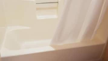 Combined shower/bathtub, free toiletries, hair dryer