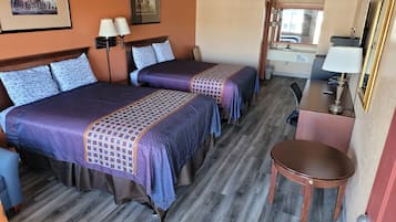 Standardzimmer, 2 Queen-Betten, Kühlschrank und Mikrowelle | Zustellbetten, kostenloses WLAN, Bettwäsche