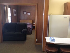 Standard Studio, Kitchenette | Desk, iron/ironing board, free WiFi, bed sheets