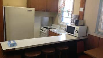 Estudio estándar, cocina básica | Escritorio, tabla de planchar con plancha, wifi gratis y ropa de cama