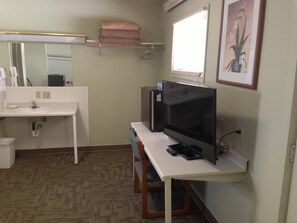 Escritorio, tabla de planchar con plancha, wifi gratis y ropa de cama 