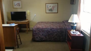Standard Studio, Kitchenette | Desk, iron/ironing board, free WiFi, bed sheets
