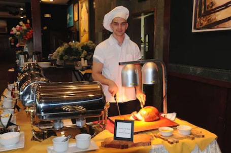 Daily buffet breakfast for a fee. Pike's Waterfront Lodge