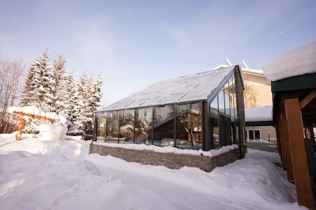 Exterior. Pike's Waterfront Lodge