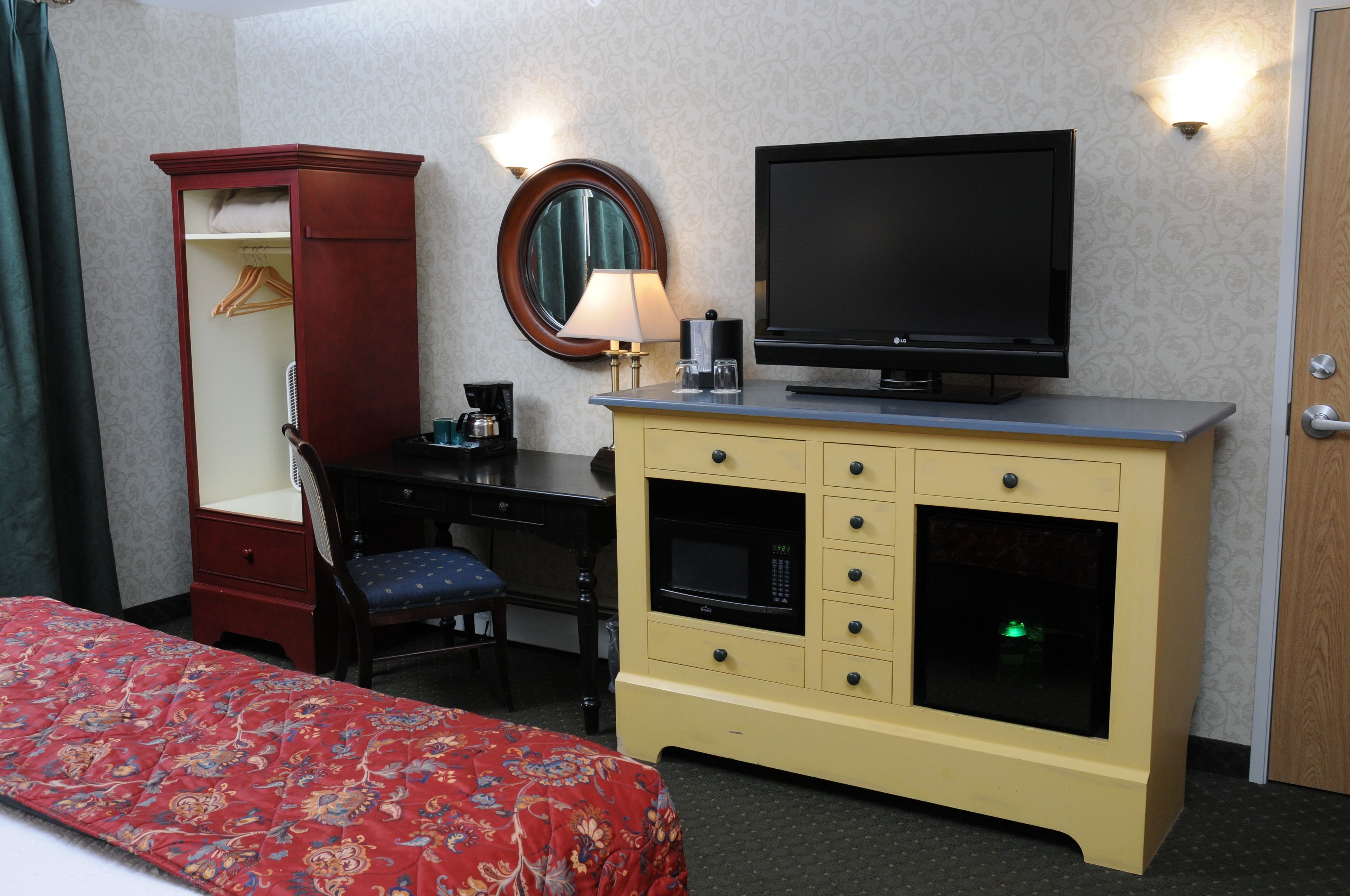 standard room, 1 king bed | 1 bedroom, in-room safe, desk, laptop workspace