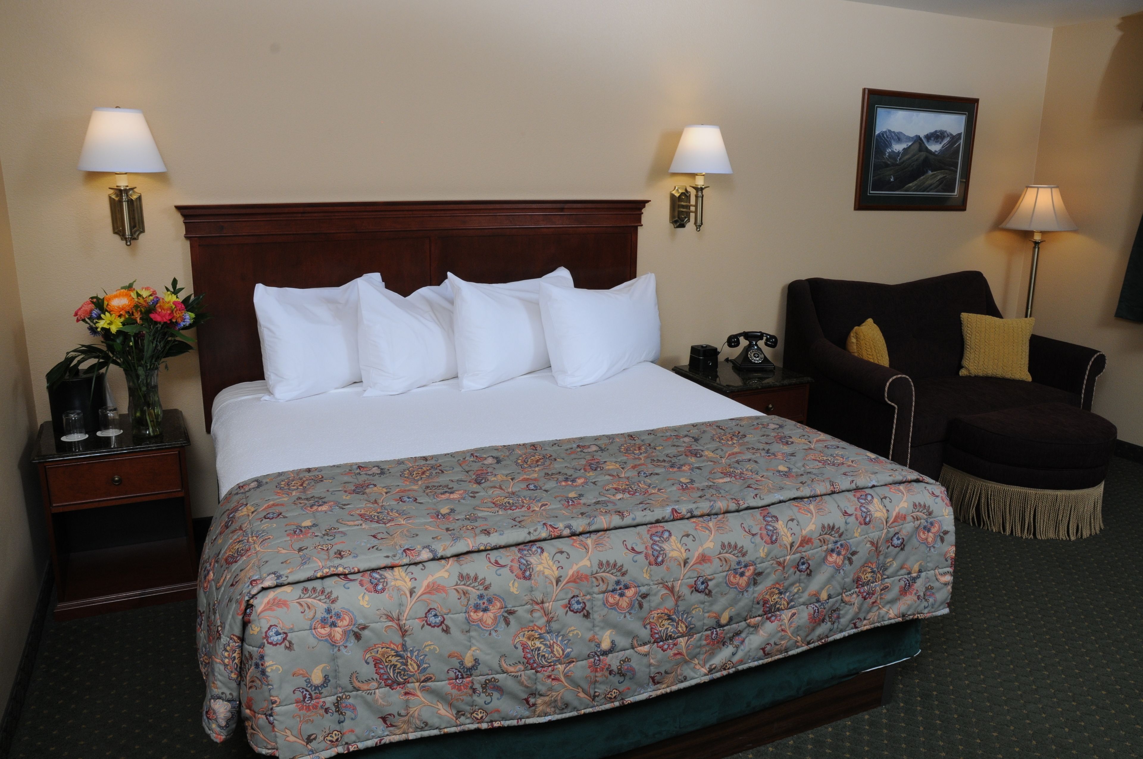 standard room, 1 king bed | 1 bedroom, in-room safe, desk, laptop workspace