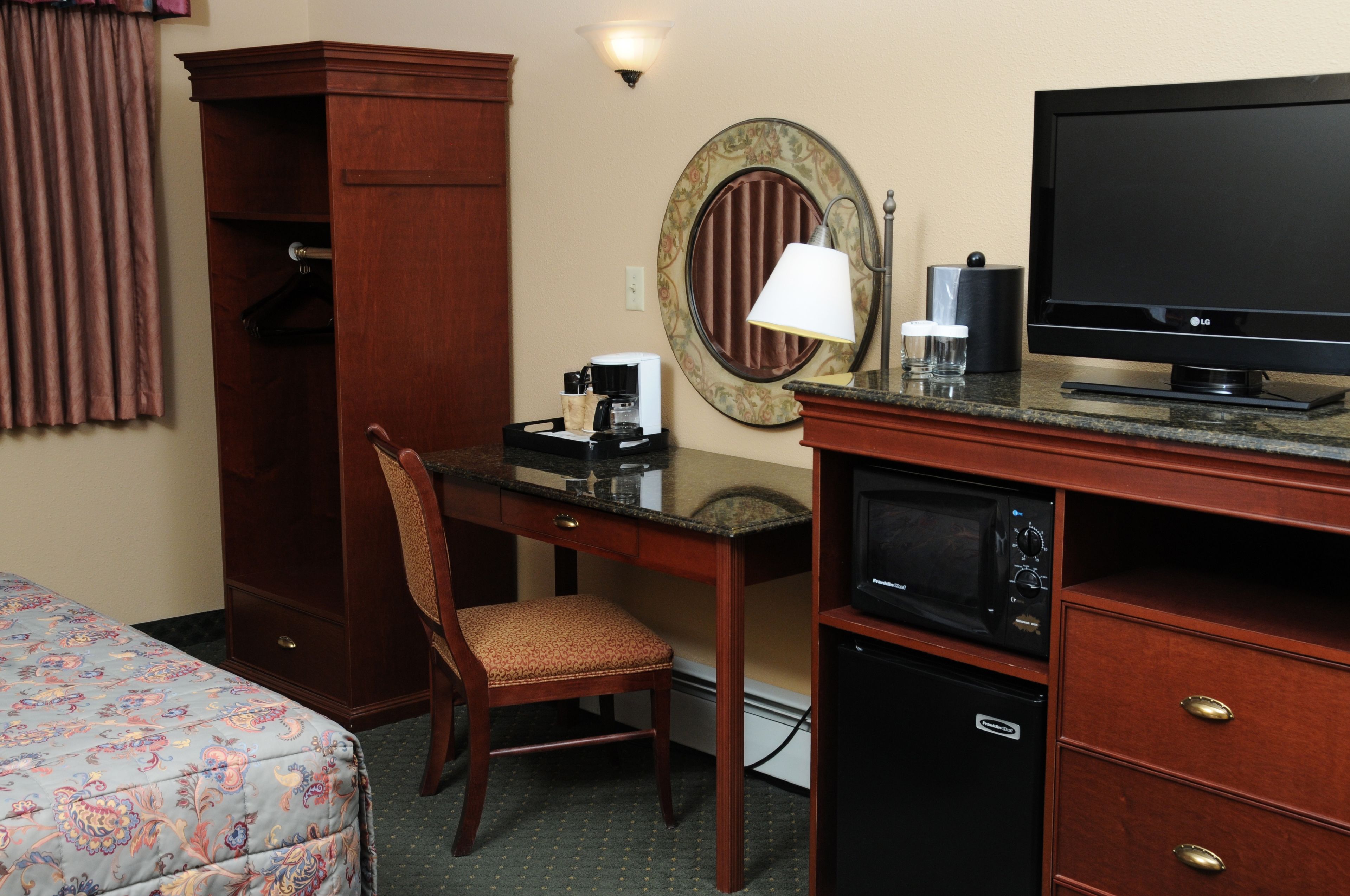 standard double room, 2 queen beds | in-room business centre