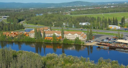Pike's Waterfront Lodge