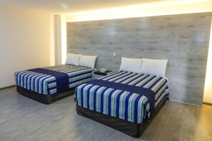Chambre Double Supérieure, 2 lits doubles | Bureau