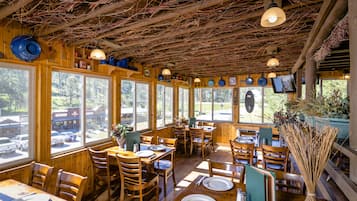 2 間餐廳;供應午餐