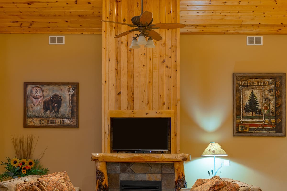 executive cabin, 4 bedrooms, hot tub, mountain view | living room | flat-screen tv