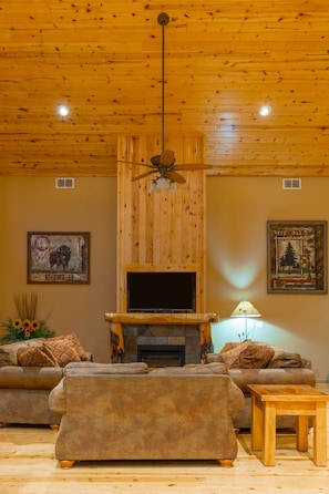 Executive Cabin, 4 Bedrooms, Hot Tub, Mountain View | Living room | Flat-screen TV