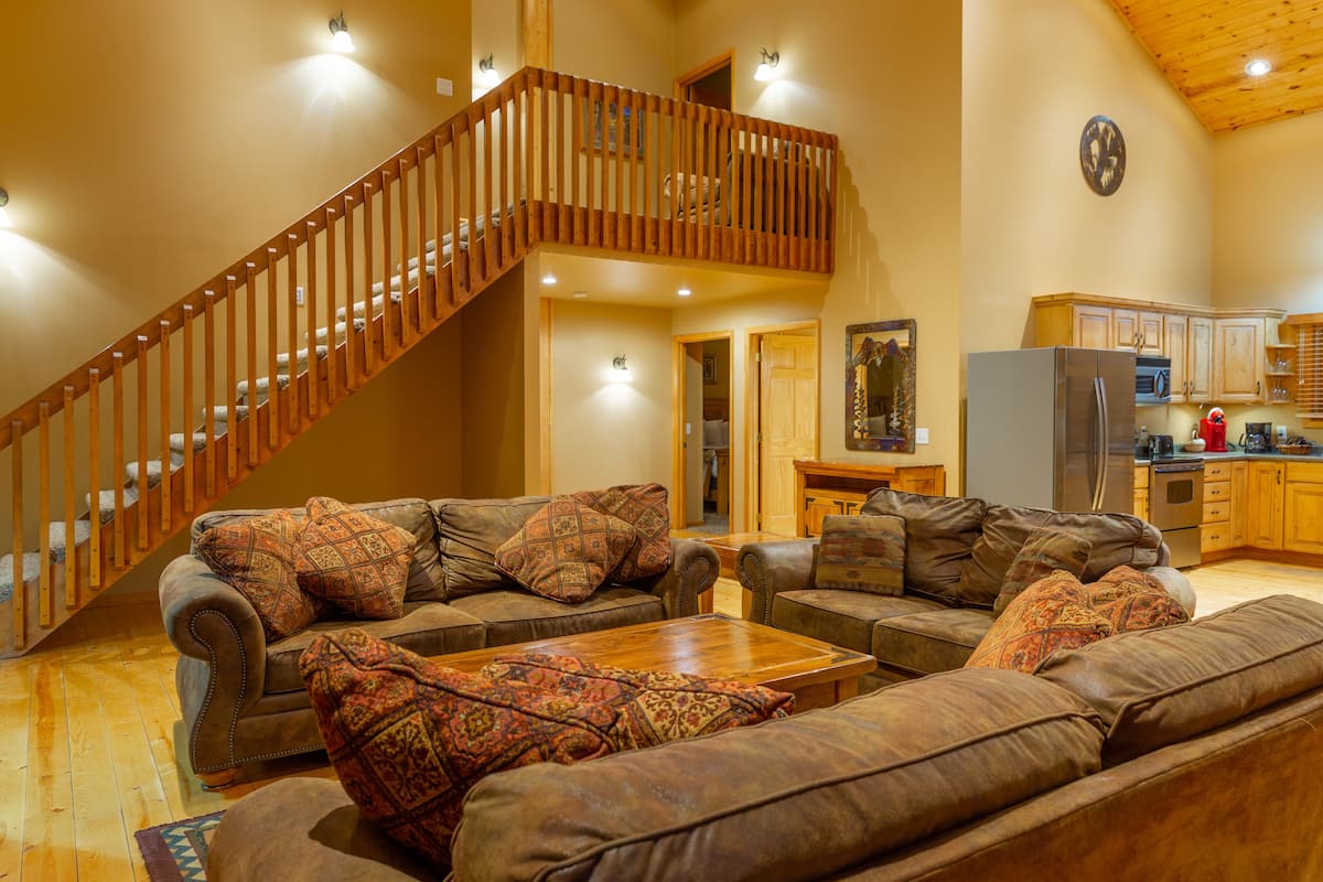executive cabin, 4 bedrooms, hot tub, mountain view | living room | flat-screen tv