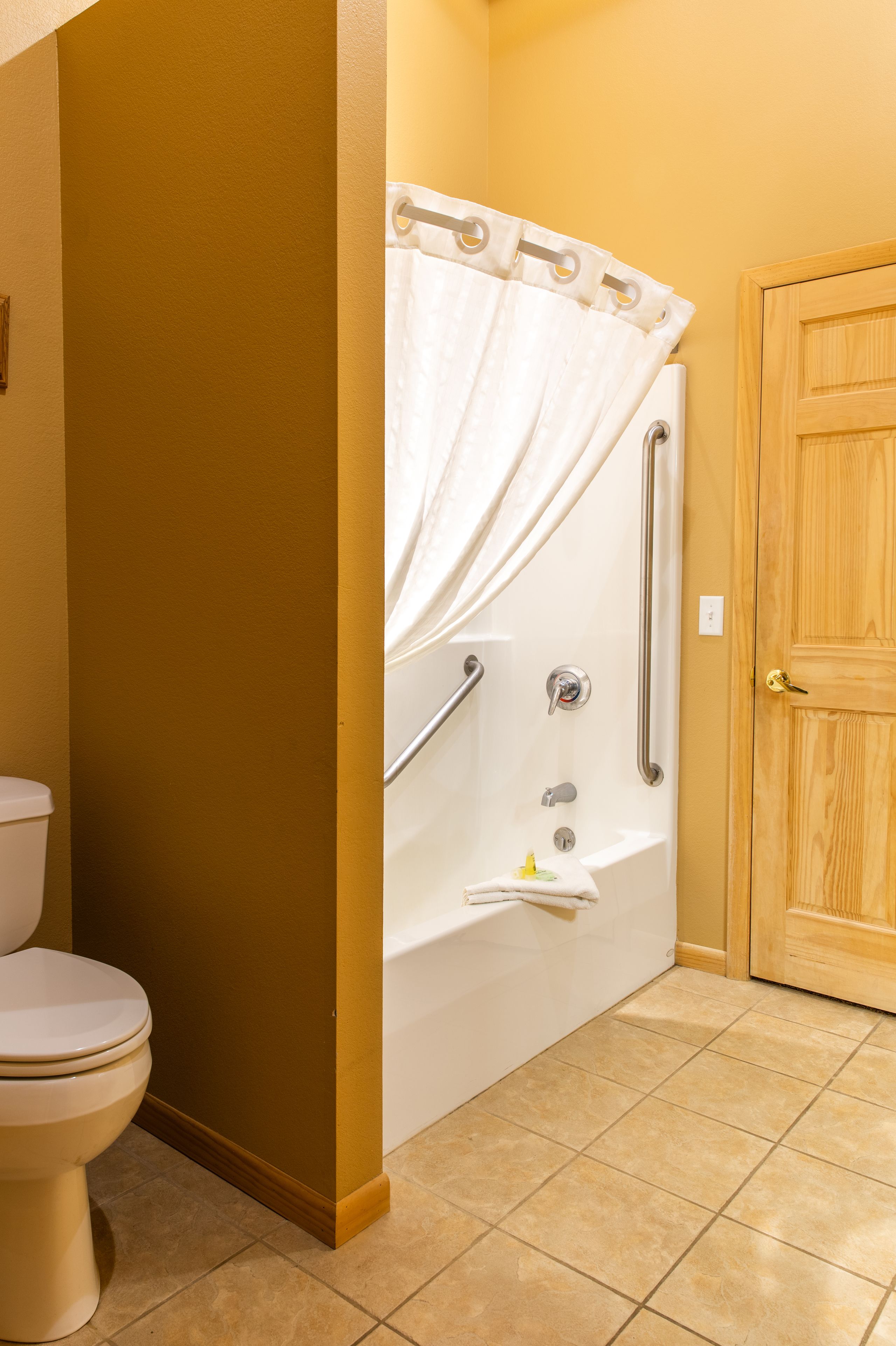 executive cabin, 4 bedrooms, hot tub, mountain view | bathroom | hair dryer, towels