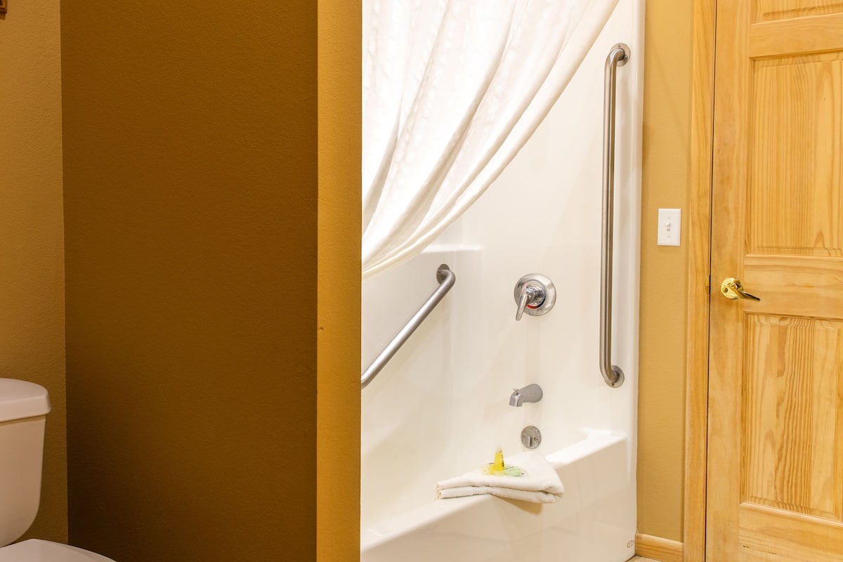 executive cabin, 4 bedrooms, hot tub, mountain view | bathroom | hair dryer, towels