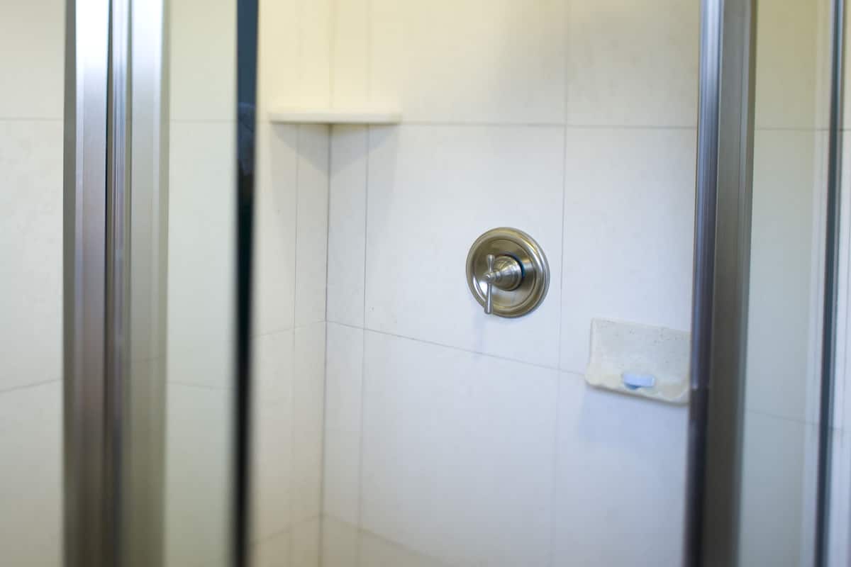 Artículos de tocador gratuitos, secador de pelo, toallas