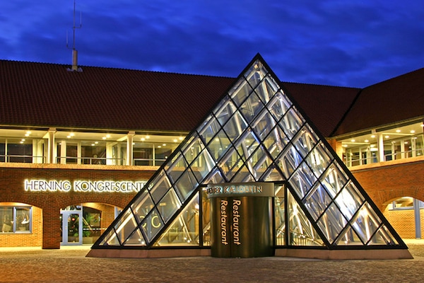 Fachada de la propiedad por la tarde o noche