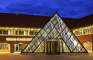 Fachada de la propiedad por la tarde o noche