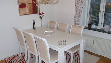 Lejlighed - 1 soveværelse - køkken | Spisning på værelset
