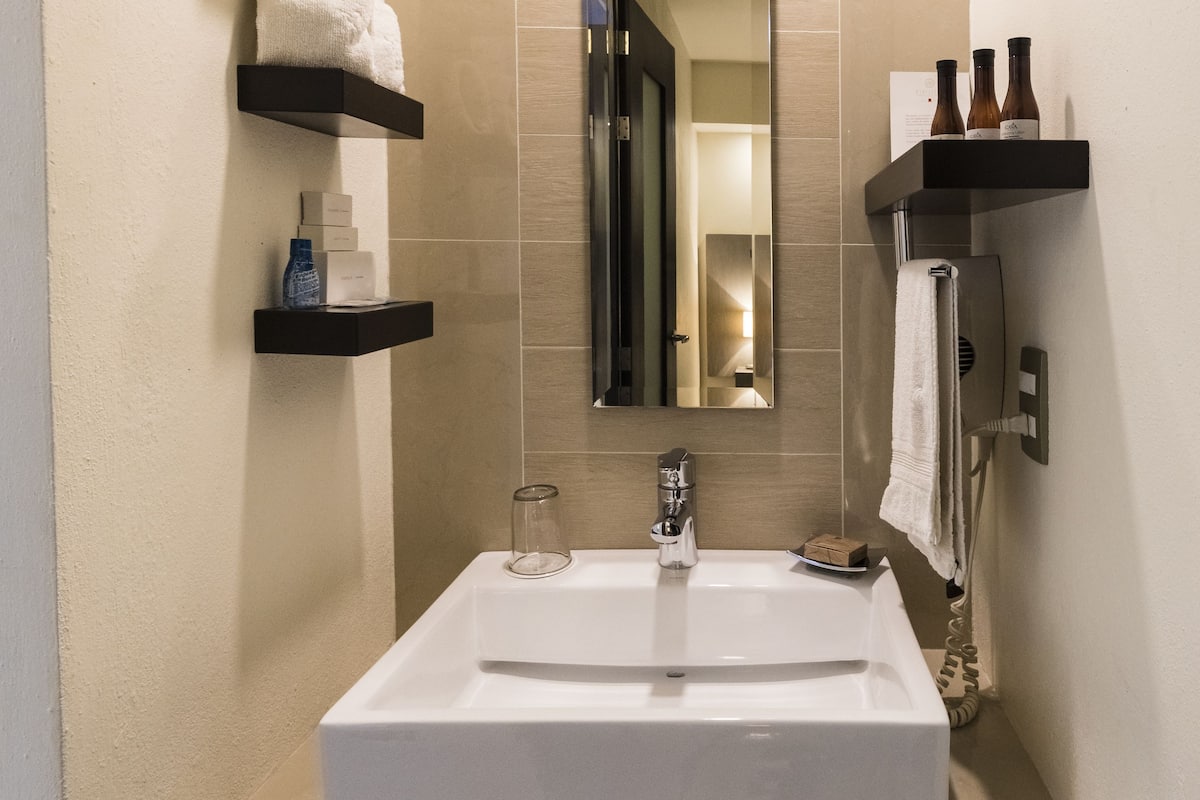 junior suite, 1 bedroom | bathroom sink
